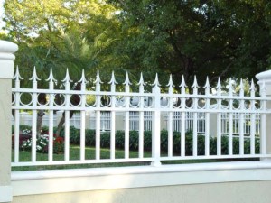 Željezna bijela ograda